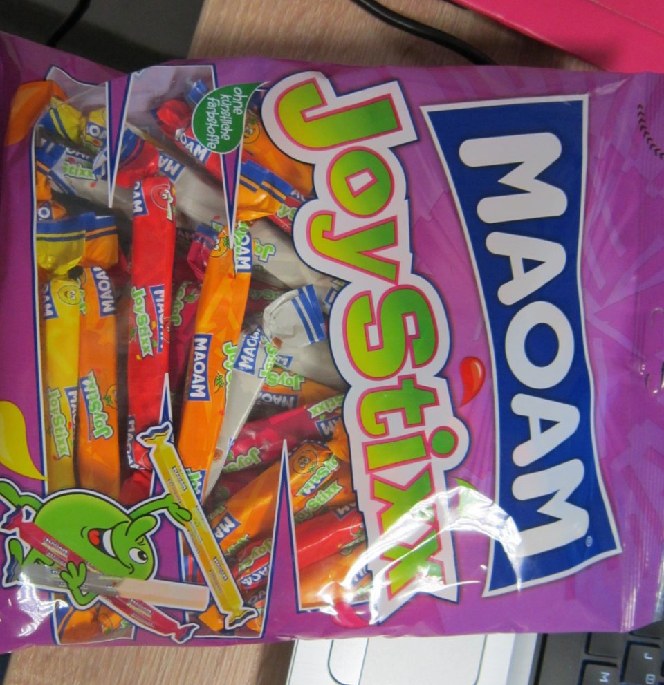 Žuvačkový cukrík, čiastočne s príchuťou koly - "čiastočne" - nesprávne a nezrozumiteľné označenie. 