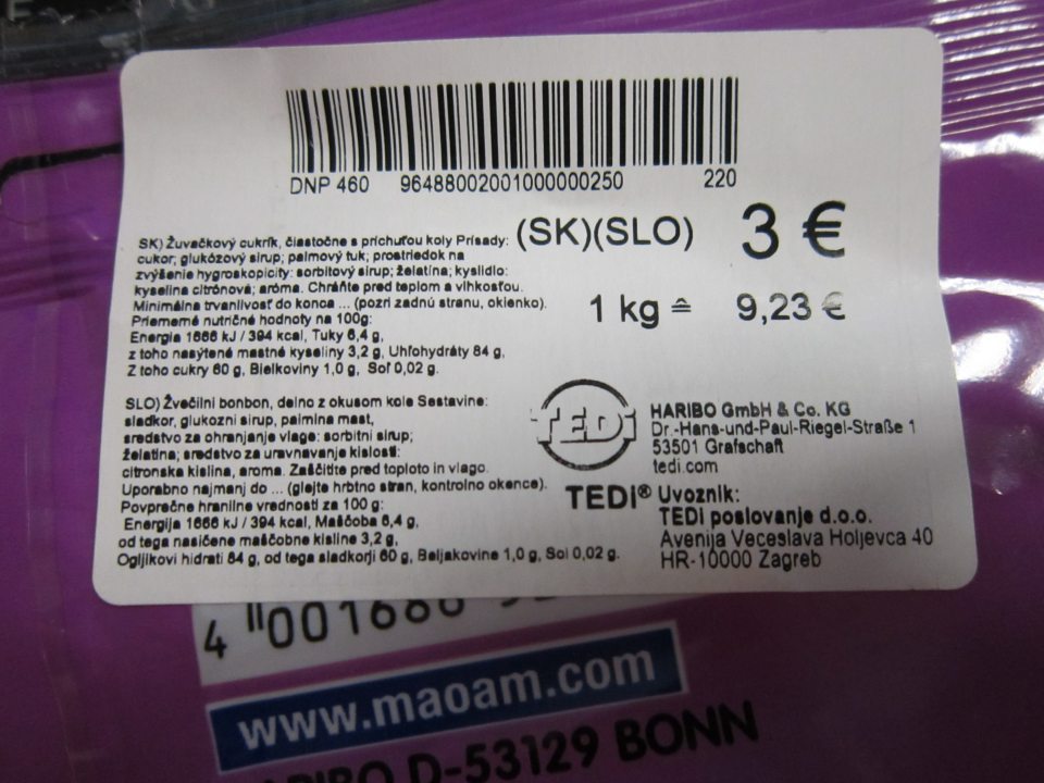 Žuvačkový cukrík, čiastočne s príchuťou koly - "čiastočne" - nesprávne a nezrozumiteľné označenie.
