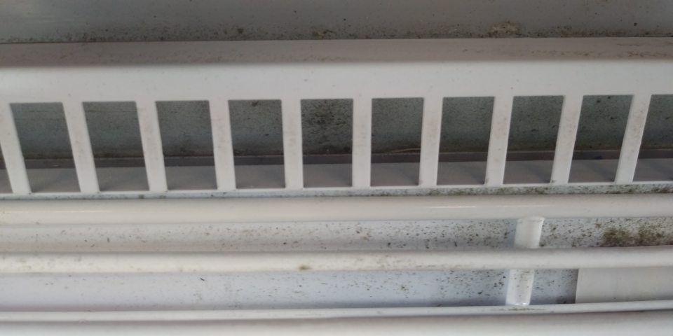 hygiena chladiaceho zariadenia - najmä v časti pod ochrannou mriežkou