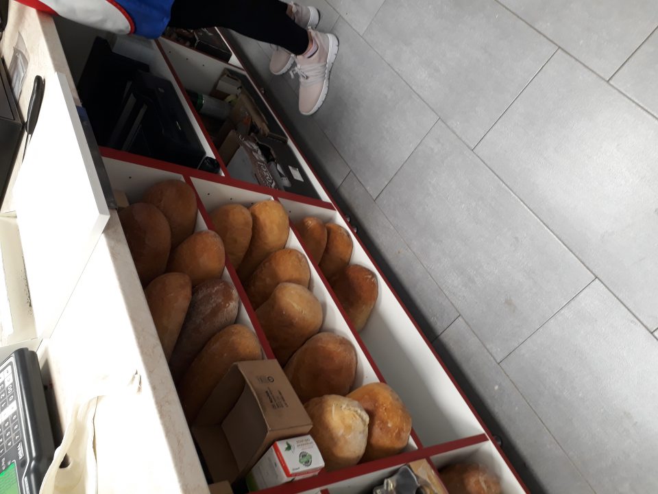 nebalený chlieb je uskladnený v regále pod pokladňou mimo určeného technologického zariadenia