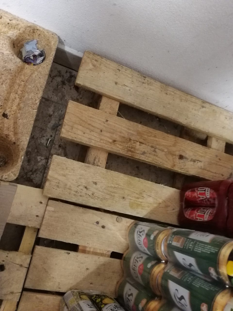 Znečistená podlaha na ťažko dostupných miestach.