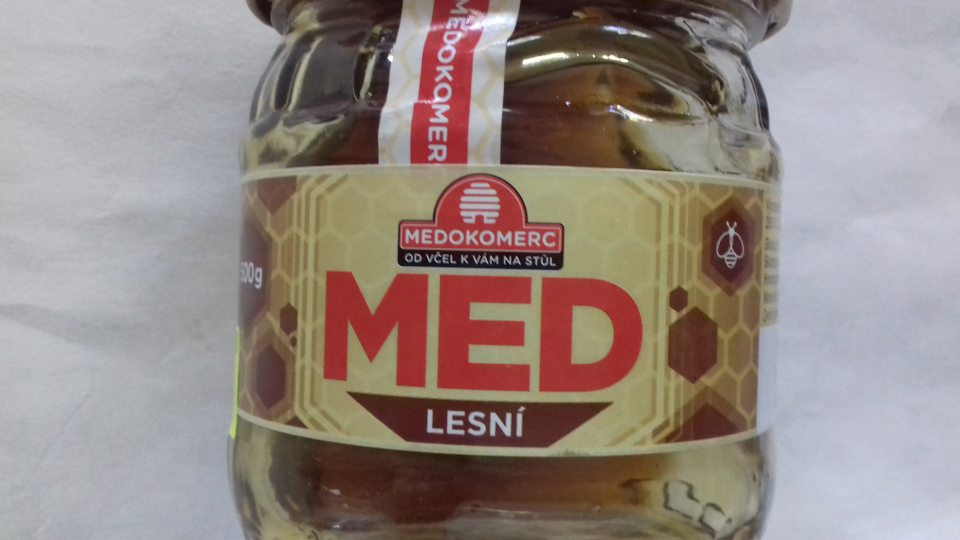 Nevyhovujúca vzorka - nie je v súlade s Vyhl. 41/2012 v znaku merná vodivosť - vyšetrená hodnota 0,52mS/cm / limit min 80,0mS/cm. Označenie - "Med zmiešaný lesný" - legislatíva med "lesný" nepozná.