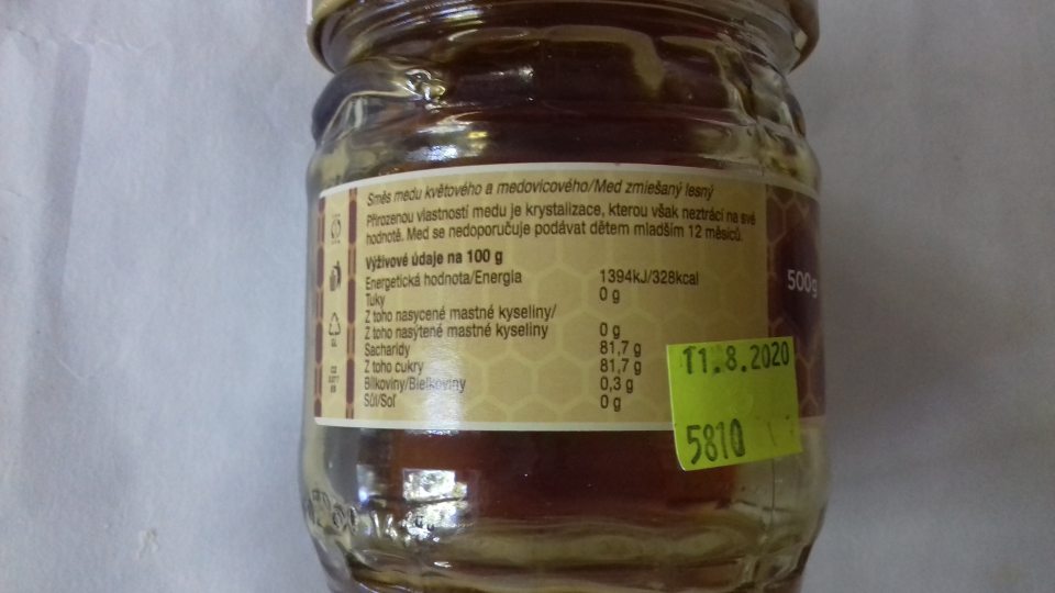 Nevyhovujúca vzorka - nie je v súlade s Vyhl. 41/2012 v znaku merná vodivosť - vyšetrená hodnota 0,52mS/cm / limit min 80,0mS/cm. Označenie - "Med zmiešaný lesný" - legislatíva med "lesný" nepozná.