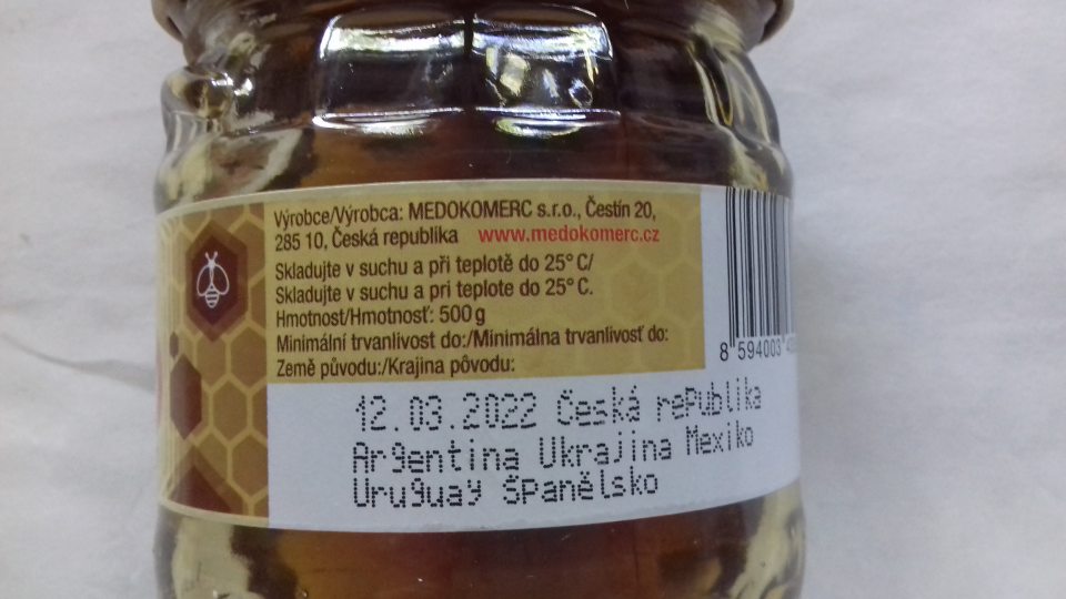 Nevyhovujúca vzorka - nie je v súlade s Vyhl. 41/2012 v znaku merná vodivosť - vyšetrená hodnota 0,52mS/cm / limit min 80,0mS/cm. Označenie - "Med zmiešaný lesný" - legislatíva med "lesný" nepozná.