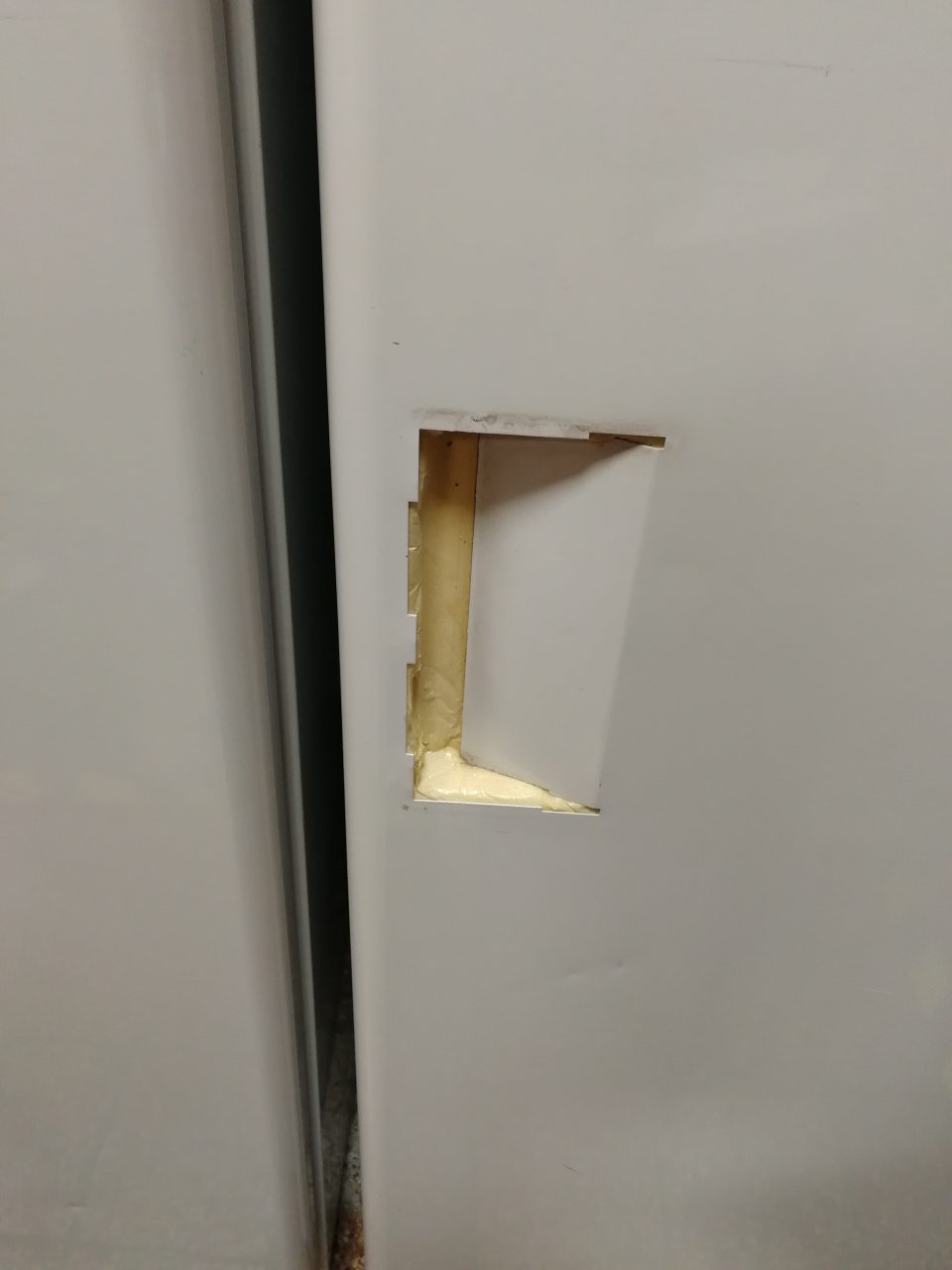 Chýbajúci úchyt na otváranie chladničky s mliečnymi výrobkami.