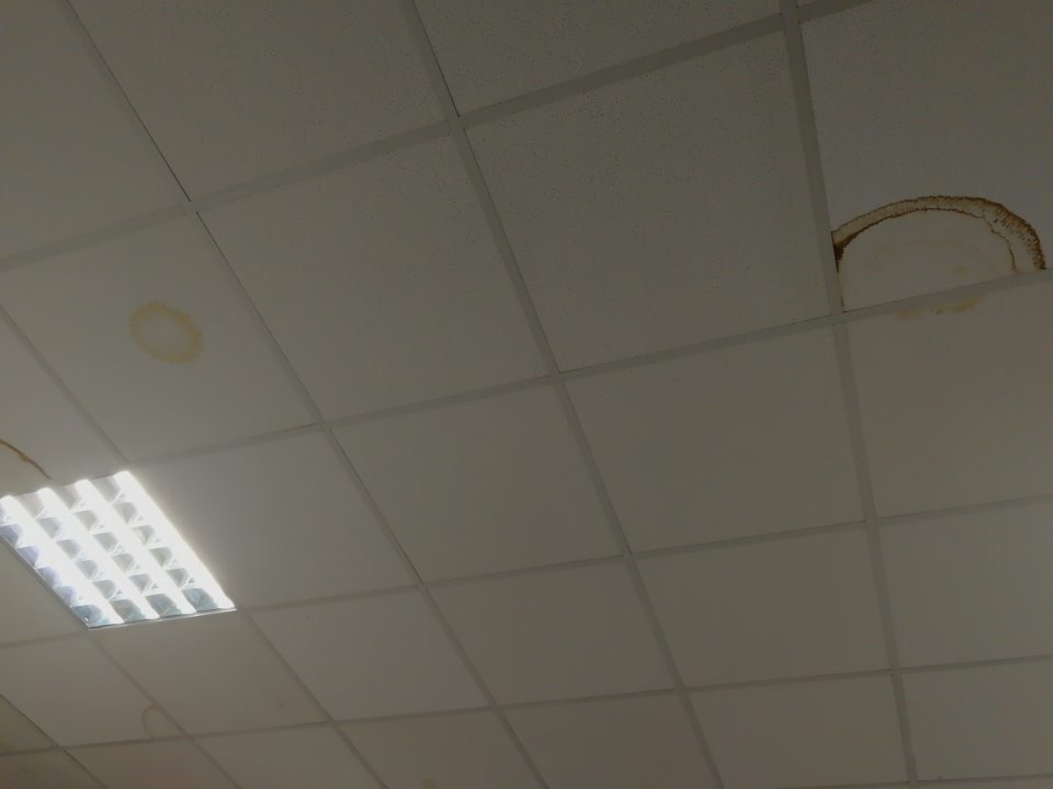 Zatečené stropné kazety na predajnej ploche.