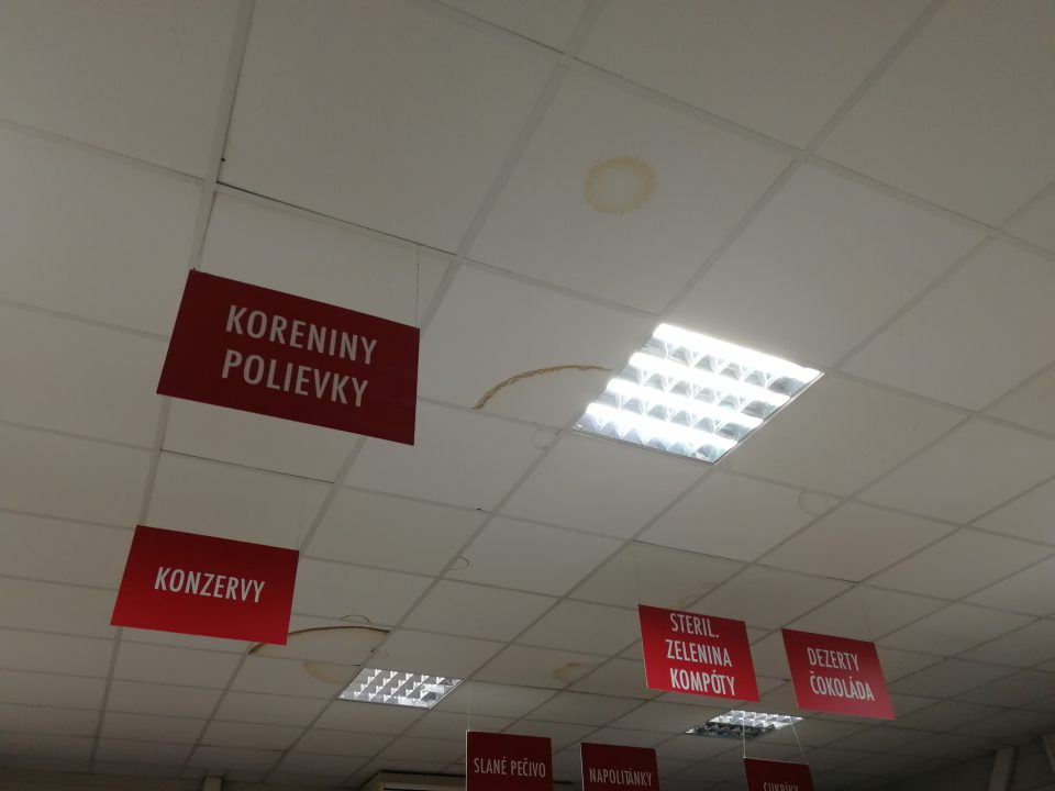 Zatečené stropné kazety na predajnej ploche.