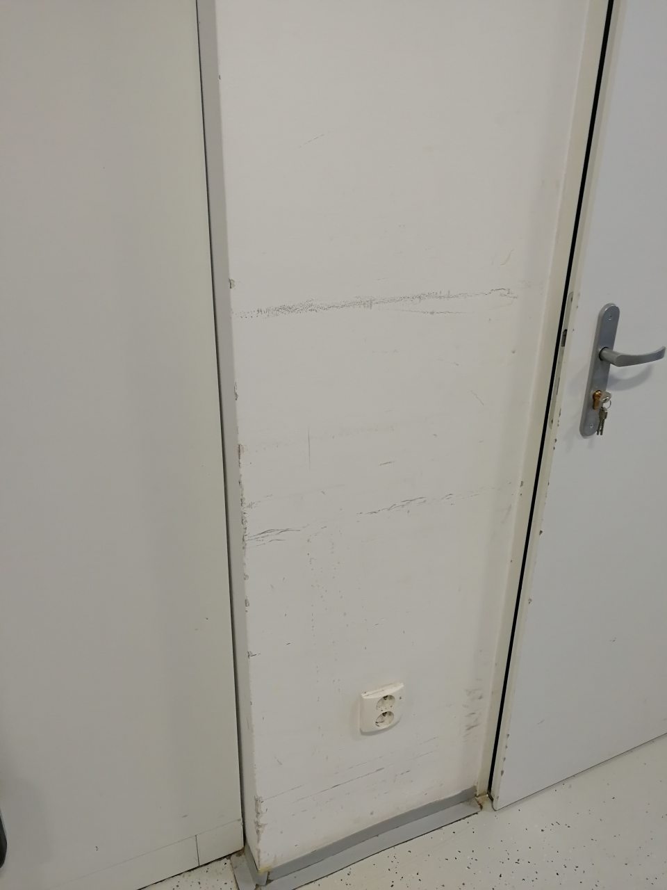 Obité rohy a poškodené steny v skladových a manipulačných priestoroch prevádzkarne.