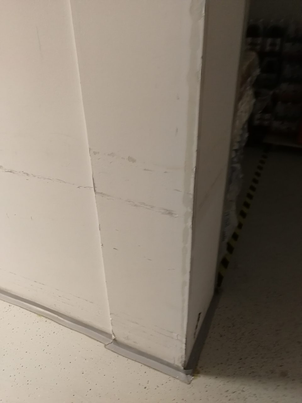 Obité rohy a poškodené steny v skladových a manipulačných priestoroch prevádzkarne.