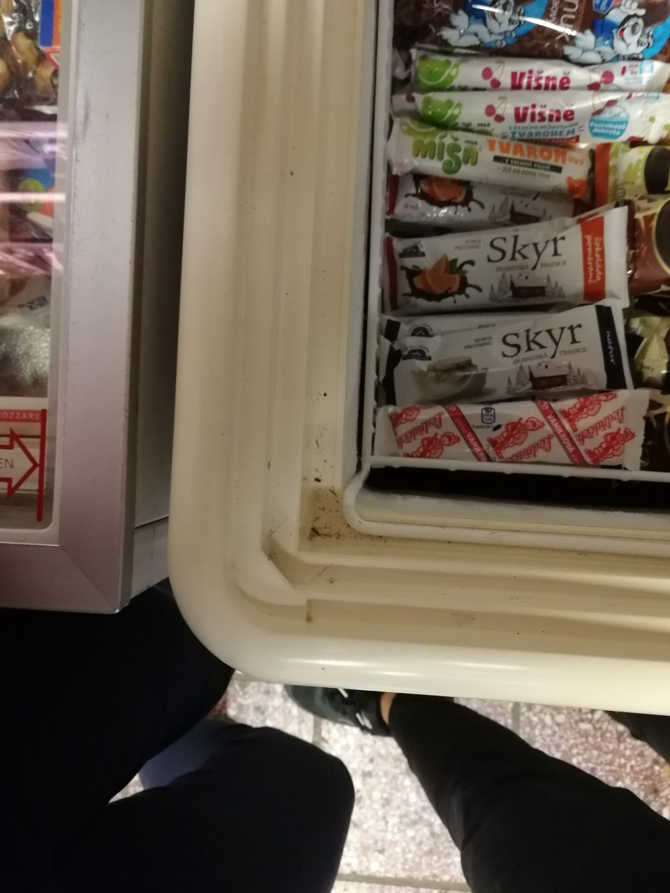 Znečistené vodiace lišty mraziacich zariadení.