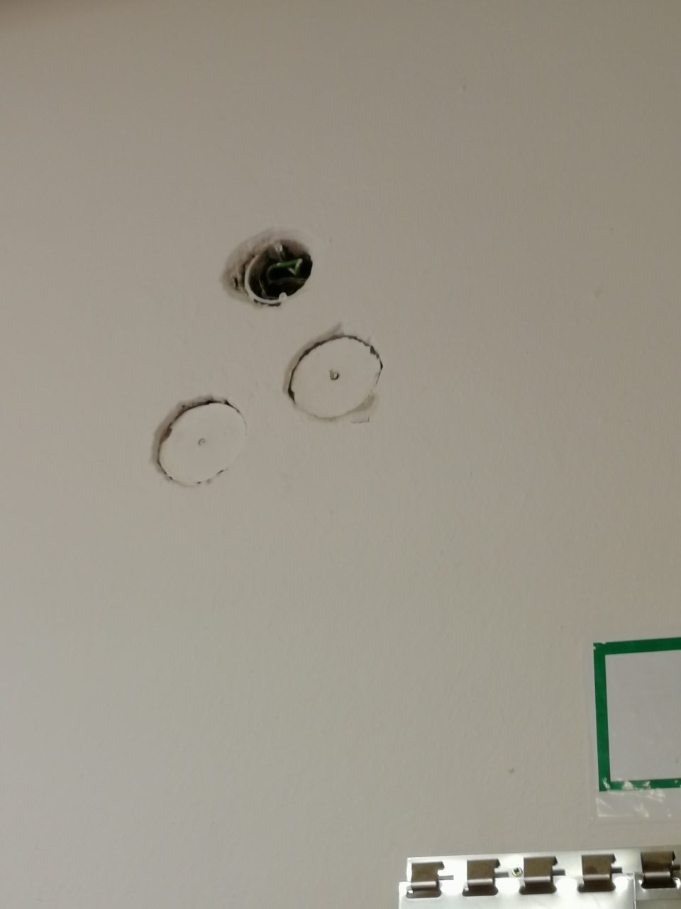 Obnažené nezabezpečené elektrické káble - chýbajúca krytka v priestore obslužného úseku.