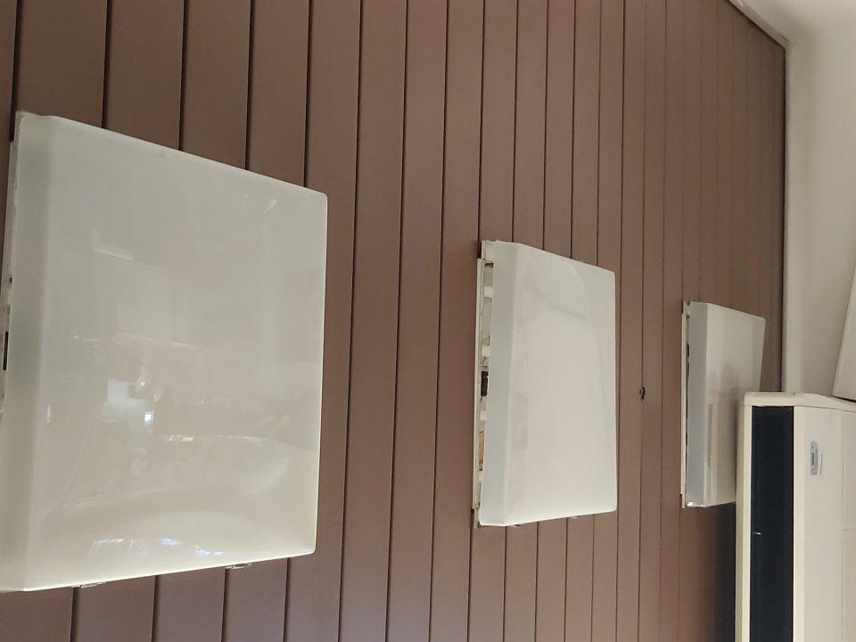 Uvoľnené kryty osvetlenia v časti obslužného úseku