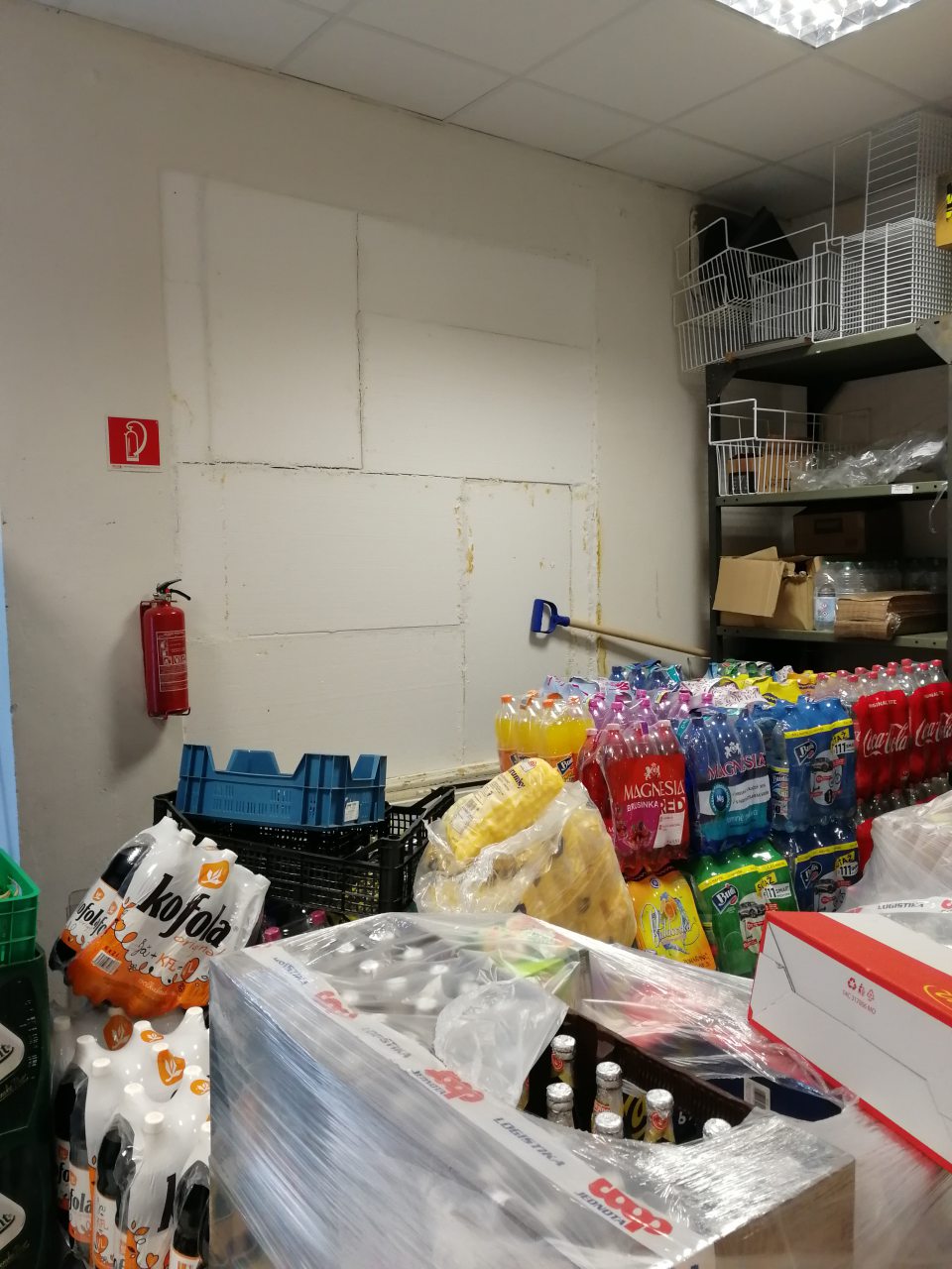 Nedokončená úprava povrchu steny po výplni bývalých okien (obnažený polystyrén) v sklade potravín.