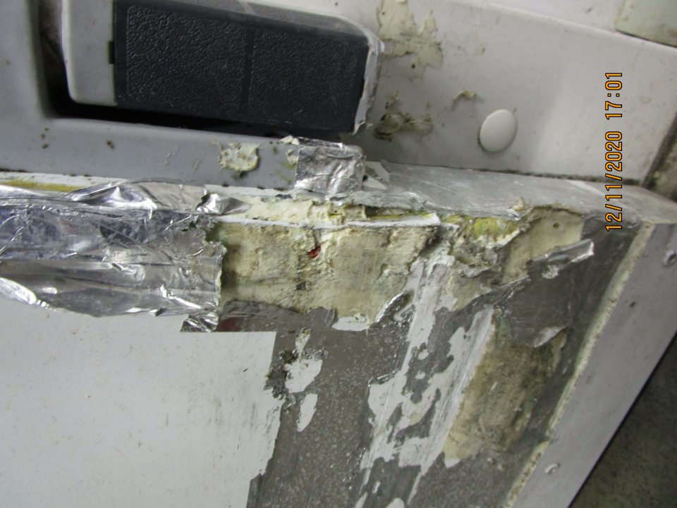 na vstupných dverách chladiaceho boxu poškodená spodná a bočná časť dverí, odtrhnuté tiesnenie dverí a skorodovaná ochranná konštruncia