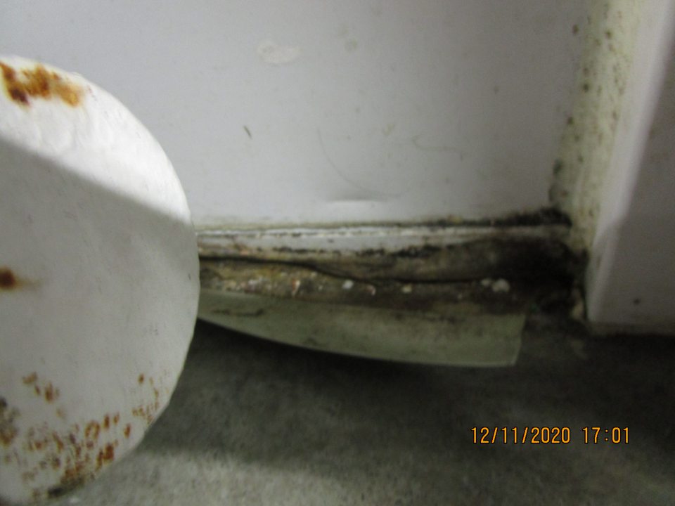 na vstupných dverách chladiaceho boxu poškodená spodná a bočná časť dverí, odtrhnuté tiesnenie dverí a skorodovaná ochranná konštruncia