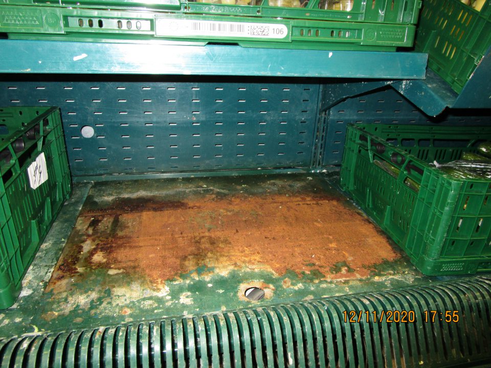 skorodovaná spodná časť police pod zeleninou 