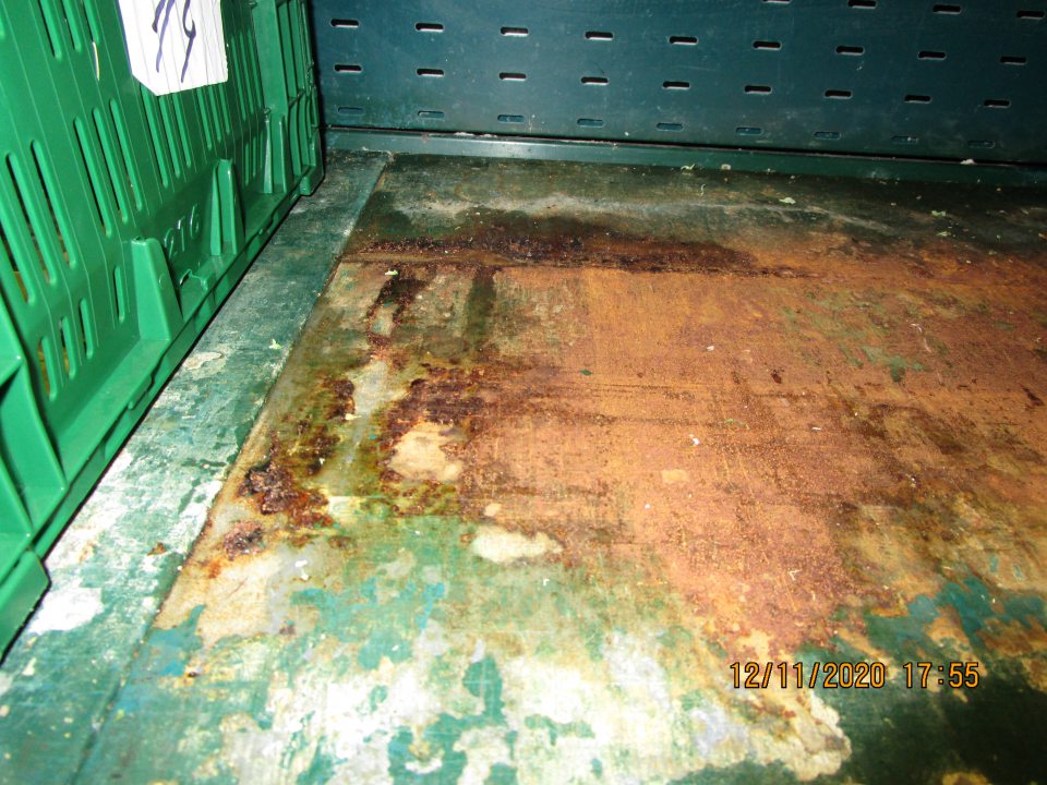  skorodovaná spodná časť police pod zeleninou 