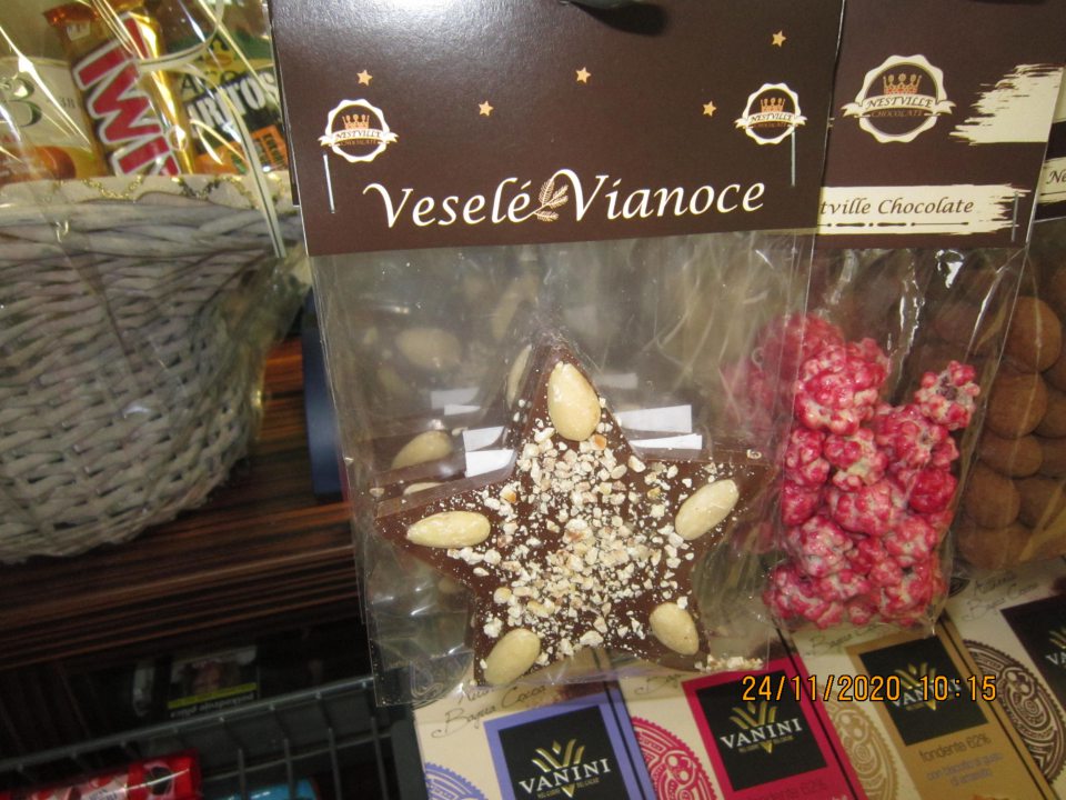 v ponuke na predajnom mieste sa nachádzala čokoládová cukrovinka - Vianočná hviezda RUČNÁ VÝROBA, hmotnosť 40g, minimálna trvanlivosť do: 31.12.2021, výrobca: BGV Enviro s.r.o., 065 01 Hniezdne, Hniezdne 471. Na obale v zložení výrobku boli deklarované zložky: kakaová hmota, kakaové maslo, sójový lecitín, prírodná vanilková aróma, sušené plnotučné mlieko, mandle blanšírované 9,3 %, pražené lieskové orechy 3,1 %. Látky spôsobujúce alergiu a neznášanlivosť - sójový lecitín a mlieko boli v označení jasne odlíšené od zvyšnej časti zoznamu zložiek prostredníctvom písma. Mandle a lieskové orechy však neboli jasne odlíšené od zvyšnej časti zoznamu zložiek, viď fotodokumtácia pod textom. Uvedený nedostatok je v rozpore s požiadavkami článku 21 ods. 1 písm. a) a písm. b) Nariadenia Európskeho Parlamentu a Rady ( EÚ ) č. 1169/2011 o poskytovaní informácií o potravinách spotrebiteľom. Z dole uvedenej fotodokumentácie je zrejmé, že látky spôsobujúce alergiu a neznášanlivosť tj. mandle a lieskové orechy sa vo výrobku nachádzali - viditeľné cez priehľadný obal.