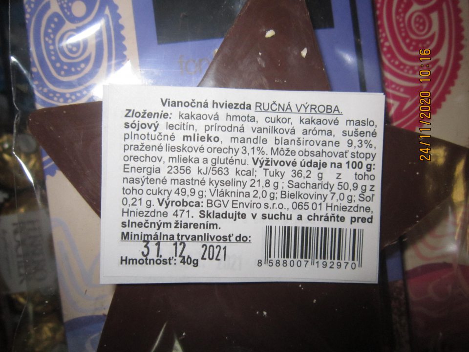 v ponuke na predajnom mieste sa nachádzala čokoládová cukrovinka - Vianočná hviezda RUČNÁ VÝROBA, hmotnosť 40g, minimálna trvanlivosť do: 31.12.2021, výrobca: BGV Enviro s.r.o., 065 01 Hniezdne, Hniezdne 471. Na obale v zložení výrobku boli deklarované zložky: kakaová hmota, kakaové maslo, sójový lecitín, prírodná vanilková aróma, sušené plnotučné mlieko, mandle blanšírované 9,3 %, pražené lieskové orechy 3,1 %. Látky spôsobujúce alergiu a neznášanlivosť - sójový lecitín a mlieko boli v označení jasne odlíšené od zvyšnej časti zoznamu zložiek prostredníctvom písma. Mandle a lieskové orechy však neboli jasne odlíšené od zvyšnej časti zoznamu zložiek, viď fotodokumtácia pod textom. Uvedený nedostatok je v rozpore s požiadavkami článku 21 ods. 1 písm. a) a písm. b) Nariadenia Európskeho Parlamentu a Rady ( EÚ ) č. 1169/2011 o poskytovaní informácií o potravinách spotrebiteľom. Z dole uvedenej fotodokumentácie je zrejmé, že látky spôsobujúce alergiu a neznášanlivosť tj. mandle a lieskové orechy sa vo výrobku nachádzali - viditeľné cez priehľadný obal.