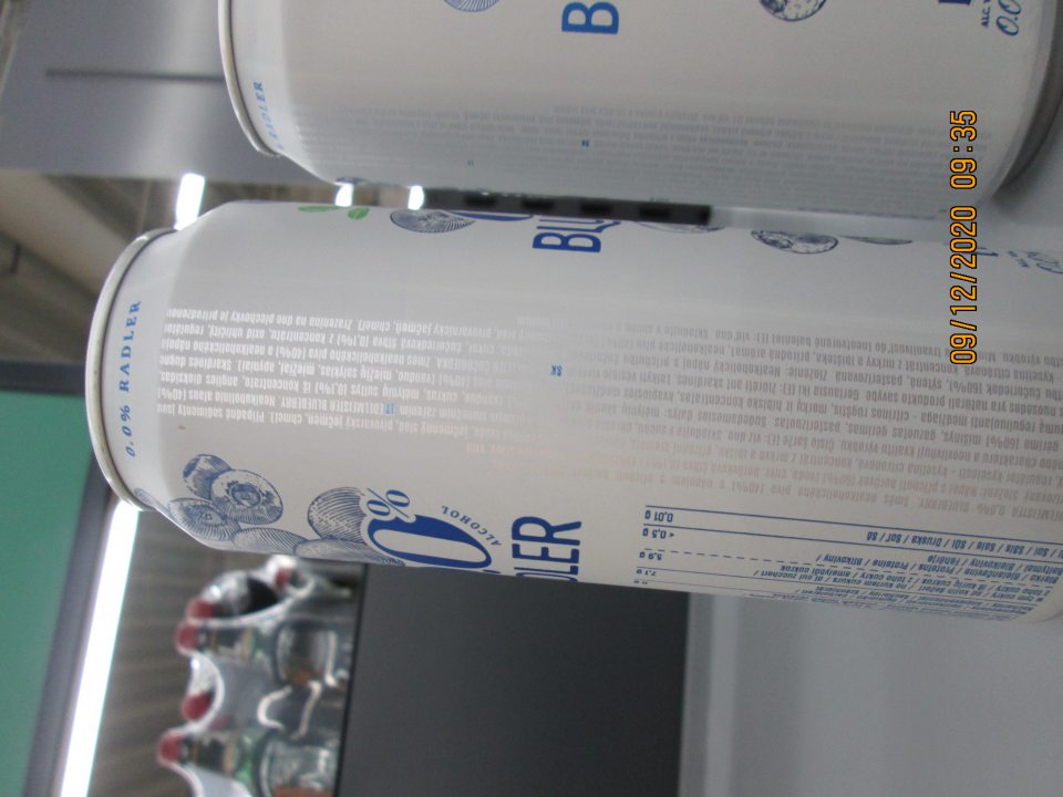 Edelmeister čučoriedka zmes nealkoholického piva (40%) a nealkoholického nápoja s príchuťou čučoriedok (60%) sýtená pasterizovaná - ťažká čitateľnosť povinných údajov z dôvodu slabého kontrastu pozadia šedej farby a písma šedej farby s leskom.