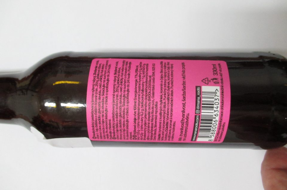 HIBISCUS Ibišteková limonáda nealk.pasteriz.jemne sýtený nápoj 0,33l DMT: 24.07.2021,dávka:24.07.2021, výrobca:MANA ROOTS s.r.o.,Galantská cesta 594, 925 63 Dolná Streda, SR Stredná výška písma-posúdená výška písma povinných údajov v označení potraviny nie je v zhode, pre nezaistenie jednoznačnej čitateľnosti, pričom stredná výška písma nespĺňa požadovanú veľkosť. Označovanie nie je v súlade pre nesplnenie podmienok na uvedenie nešpecifického odkazu“ funkčný zdravý nápoj s reálnou hodnotou“ a vyobrazenie srdiečok naznačuje vzťah k zdraviu bez uvedenia osobitného zdravotného tvrdenia pre nesplnenie podmienky (max. 2,5g cukru/100 ml) pre uvedenie tvrdenia „ s nízkym obsahom trstinového cukru“, nie je v zhode pre neuvedenie v názve potraviny“ obsahuje cukor a sladidlo“.