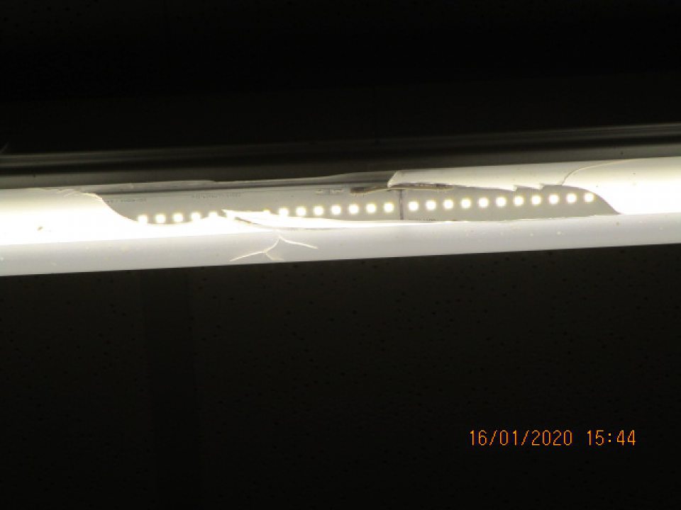 Rozbitý kryt svietidla v sklade prevádzky.