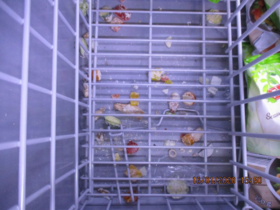 Mraziace zariadenia TIKO 10,12-spodná časť znečistená kúskami zeleniny,