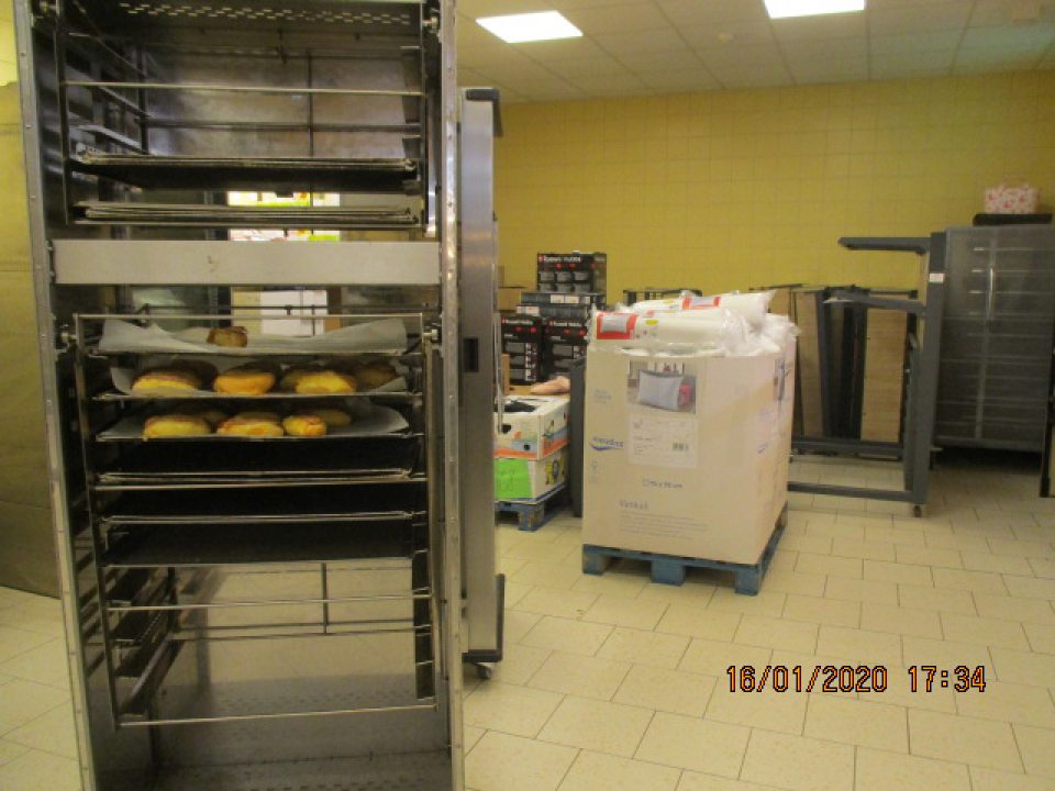 V časti dopek uskladnený textil,papuče.