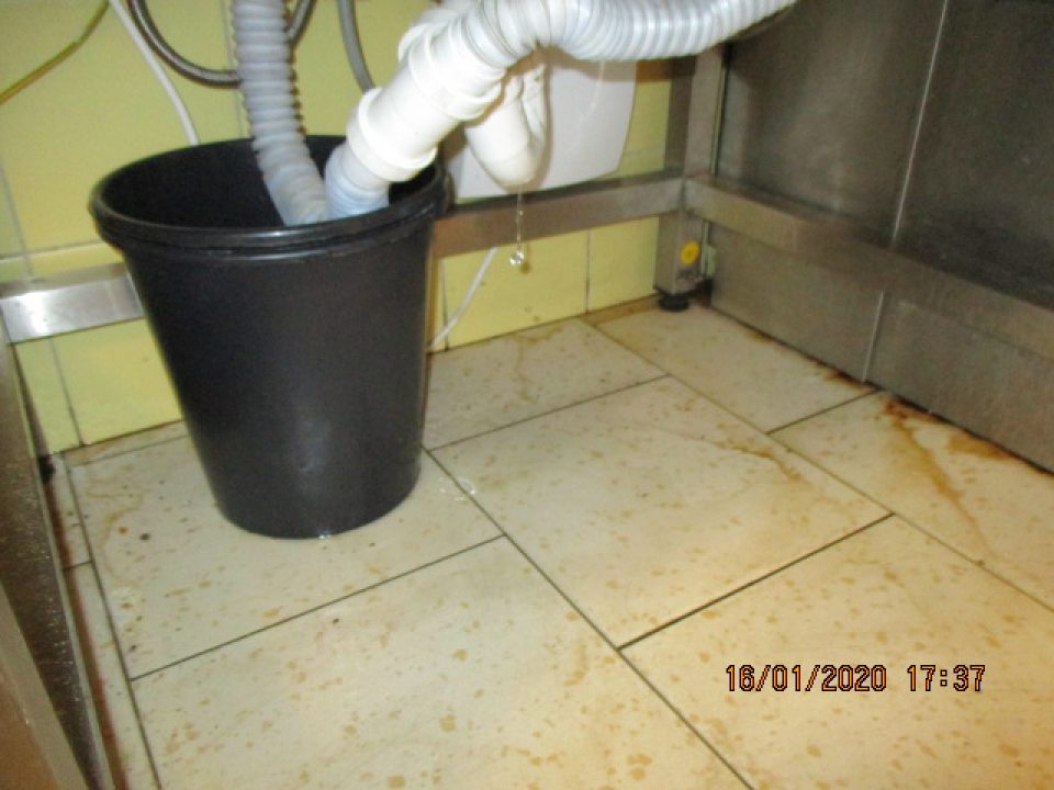 Poškodené (deravé) odpadové potrubie umývadla v časti dopek.