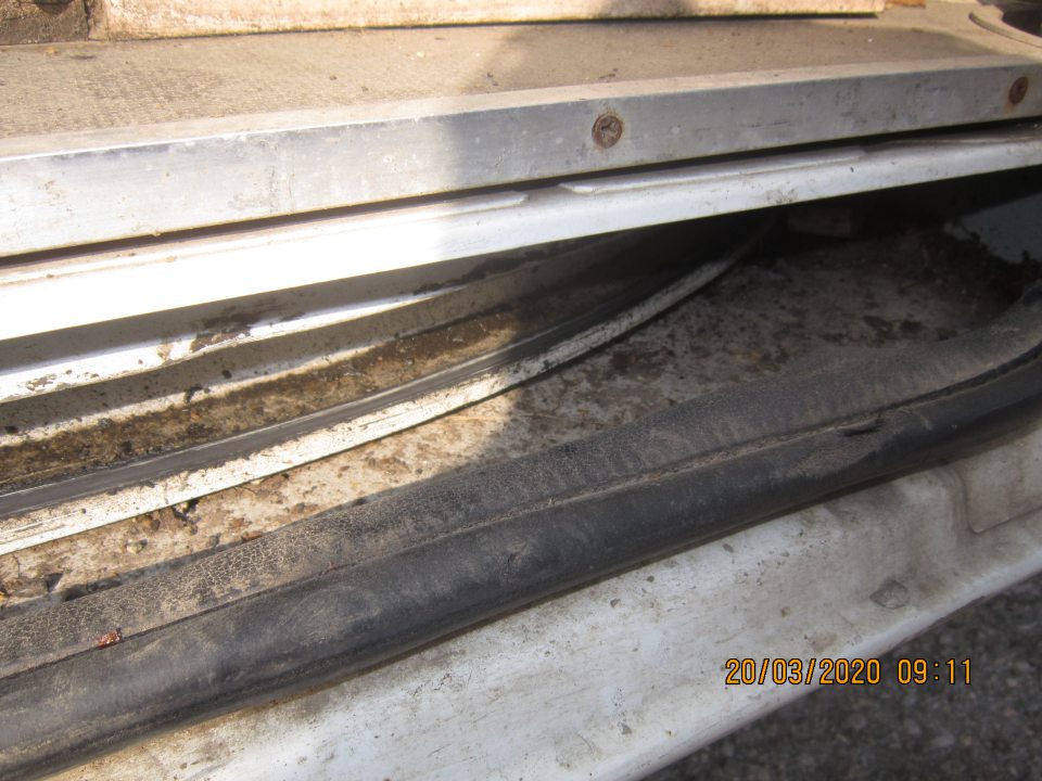 V časti vozidla kde dochádza k predaju v spodnej časti medzi podlahou a spodnou časťou vozidla - starší nános nečistôt