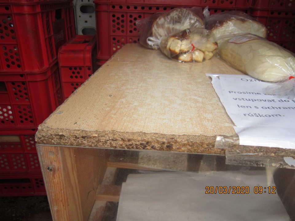 Poškodená vrchná drevená doska predajného stolíka, olupuje sa drevotrieska po obvode - riziko kontaminácie