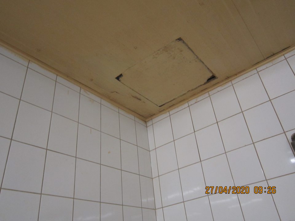 vo výrobnej miestnosti chleba na strope nad miešačom cesta zistený olupujúci sa hygienický náter stropu o rozmeroch cca 30 cm x 10 cm
