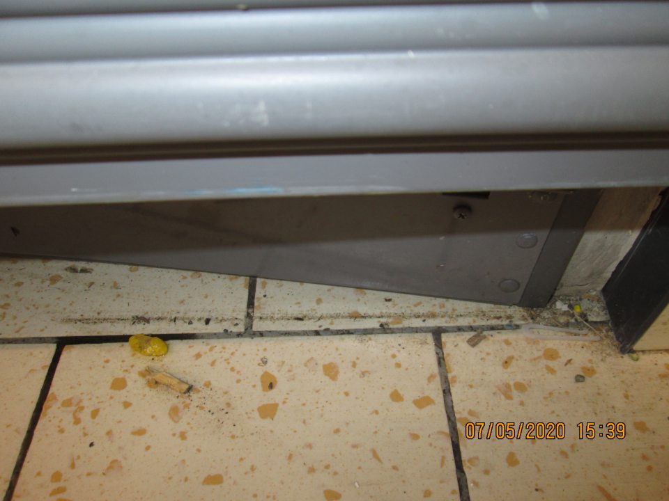 Pod chladiacou vitrínou s uloženými vajciami zistený nános špiny.