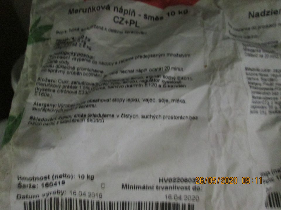 v sklade surovín 2 druhy surovín nepoužívaných vo výrobnom procese po uplynutí dátumu minimálnej trvanlivosti uložené spolu s ostatnými surovinami, neoznačené, že sú určené na iný než pôvodný účel.