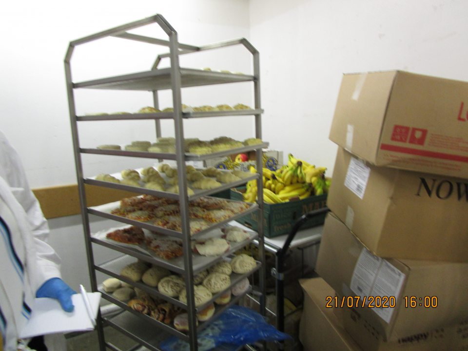 na prachodovej chodbe v zázemí uložené krabice s uskladnenými hlbokozmrazenými pekárenskými potovarm i- Kaiserka Natural priamo na drevených paletách.V blízkosti odpisov ovocia a zeleniny uskladnené na manipulačných vozíkoch hlbokozmrazené pekárenské polotovary určené na rozmrazovanie.