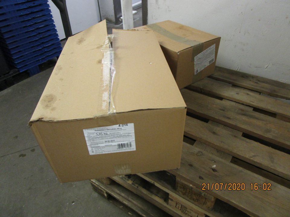 na prachodovej chodbe v zázemí uložené krabice s uskladnenými hlbokozmrazenými pekárenskými potovarm i- Kaiserka Natural priamo na drevených paletách.V blízkosti odpisov ovocia a zeleniny uskladnené na manipulačných vozíkoch hlbokozmrazené pekárenské polotovary určené na rozmrazovanie