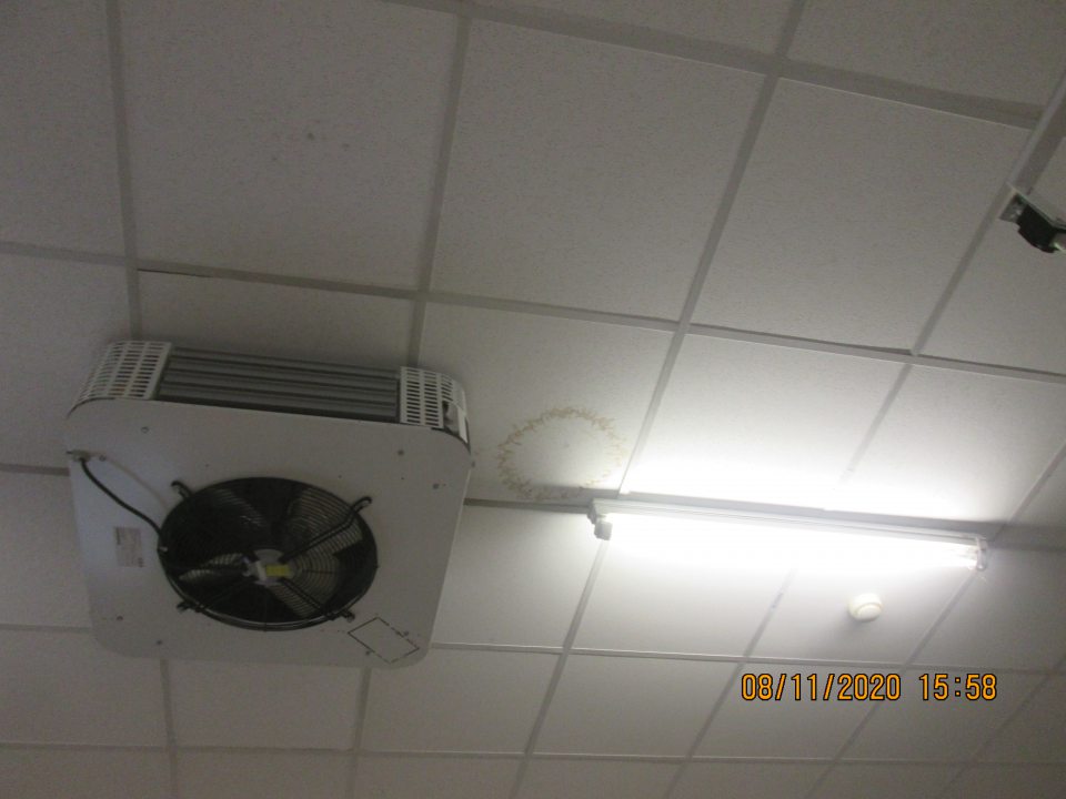 V zázemí prevádzky zatečený strop pri klimatizačnom zariadení v rozsahu cca 20 x 30 cm.