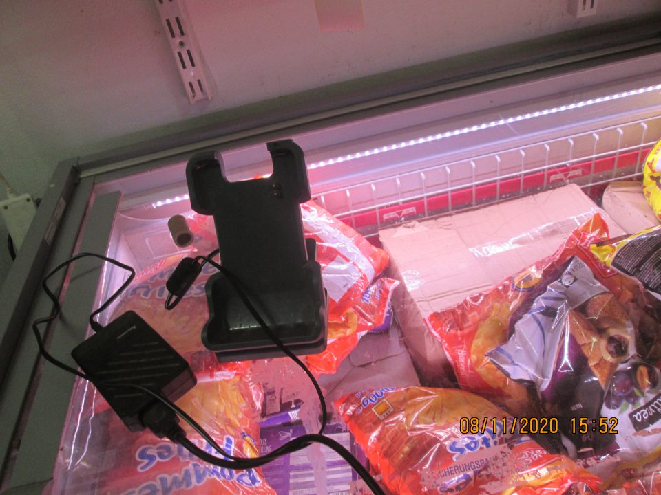 V zázemí prevádzky znečistené mraziace zariadenie omrvinkami, nánosom špiny, prachu...