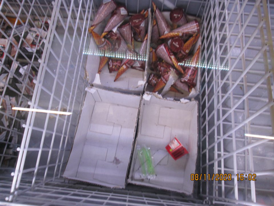 Znečistené dve mraziace zariadenia na predajnej ploche kúskami kartónov, špiny, prachu, paličkami od nanukov...