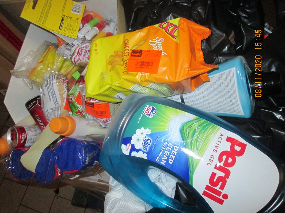 Spoločné uskladnenie drogérie v tesnej blízkosti trvanlivého pečiva.