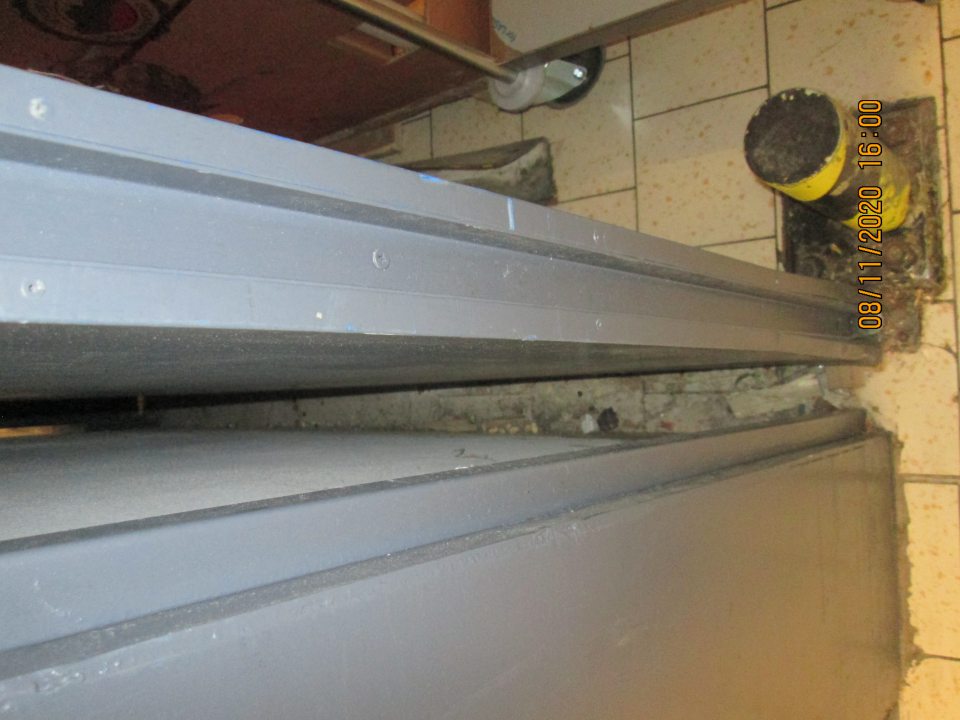 V zázemí prevádzky pri vstupe znečistená podlaha zvyškami nečistôt, rozsypanými pistáciami, nánosom prachu, kúskami kartónov.