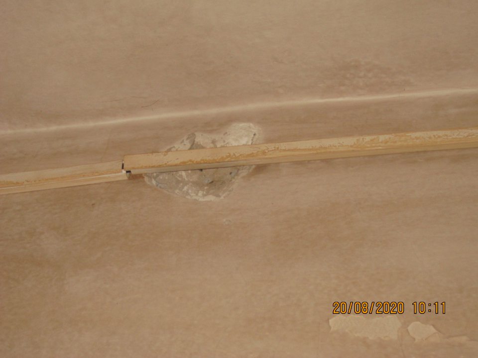 1. Zabezpečiť opravu výmoľa v stene v prechodovej chodbe pod plastovou lištou. Termín: do 20. februára 2020. Opatrenie v čase dodatočnej úradnej kontroly nesplnené. Uvedené miesto opravené nebolo a pôvodný výmoľ je naďalej v stene v rozsahu cca 8cm x 8cm. Pod výmoľom zistený olupujúci sa hygienický náter steny v rozsahu cca 10cm x 30cm