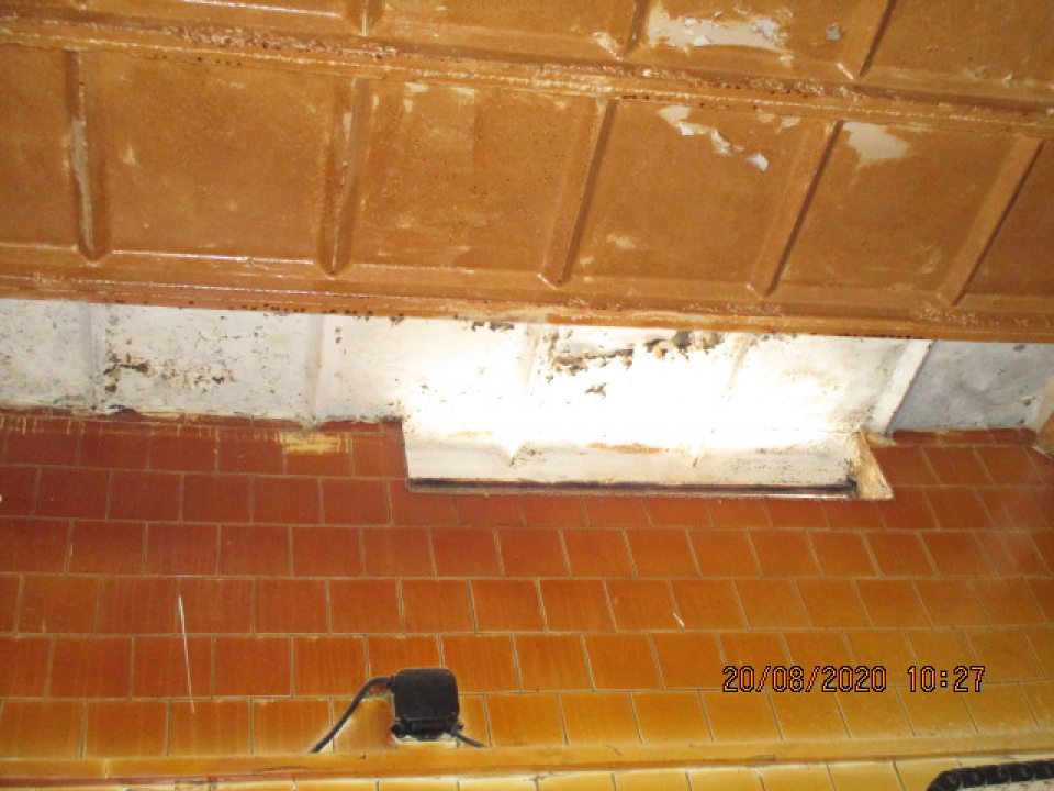 2. Opraviť olupujúci sa hygienický náter stropu vo výrobnej miestnosti v časti s kysiarňou a v časti nad etážovými pecami. Termín. do 20. februára 2020. Opatrenie v čase dodatočnej úradnej kontroly nesplnené. Na strope pri kysiarni je poškodený (olupujúci sa) hygienický náter v rozsahu cca 60cm x 20cm a v časti nad etážovými pecami je olupujúci sa hygienický náter stropu v rozsahu cca 1,5m x 20cm vo väčšej miere ako pri úradnej kontrole dňa 07.11.2019