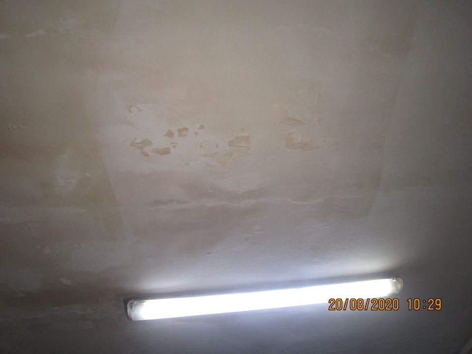 2. Opraviť olupujúci sa hygienický náter stropu vo výrobnej miestnosti v časti s kysiarňou a v časti nad etážovými pecami. Termín. do 20. februára 2020. Opatrenie v čase dodatočnej úradnej kontroly nesplnené. Na strope pri kysiarni je poškodený (olupujúci sa) hygienický náter v rozsahu cca 60cm x 20cm a v časti nad etážovými pecami je olupujúci sa hygienický náter stropu v rozsahu cca 1,5m x 20cm vo väčšej miere ako pri úradnej kontrole dňa 07.11.2019