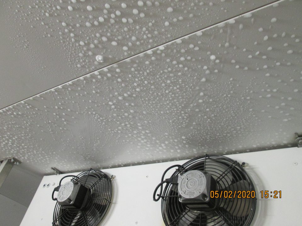 v mraziacom boxe na uskladnenie hlbokozmrazených pekárenských plotovarov sa pod výparníkom ventilátora nachádzala hrdza a kondenz