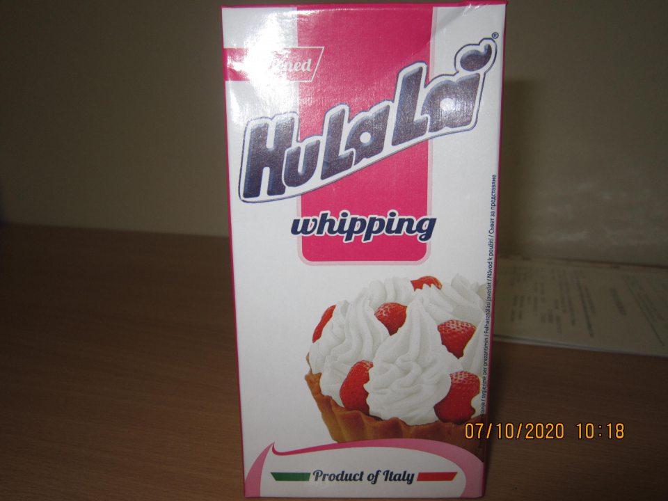 Hulala Whipping sladený cukrársky výrobok k šľahaniu na báze rastlinných tukov UHT HULALA, hmotnosť 0,5 l, DMT: 27.02.2021, označenie dávky: L20059 A 07:18 27/02/2021, 28/02/2020, výrobca: IFFCO Italia SRL Contrada Casane z.I. 810 25 Marcianise (CE) ITALIA, krajina pôvodu: Taliansko - nezaistenie jednoznačnej čitateľnosti, pričom stredná výška písma nespĺňa požadovanú veľkosť