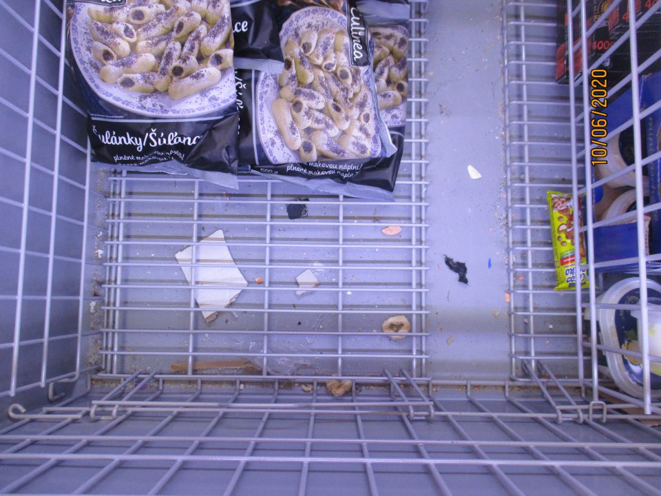 Nevyhovujúca hygiena mraziaceho zariadenia.