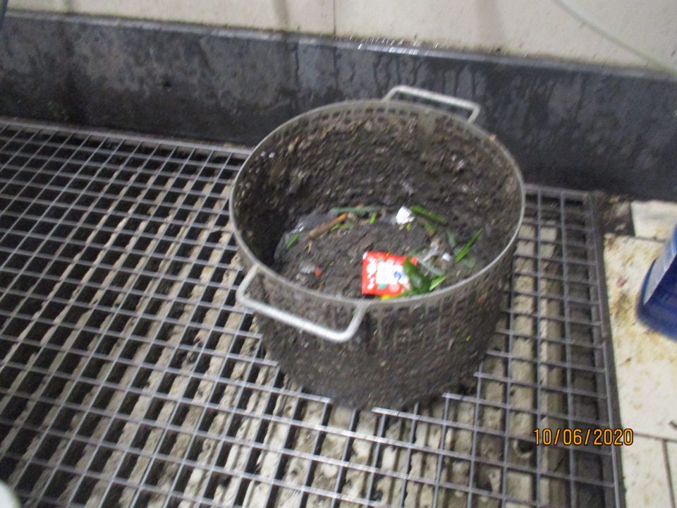 Znečistenie priestoru a pomôcok v skladových priestoroch.