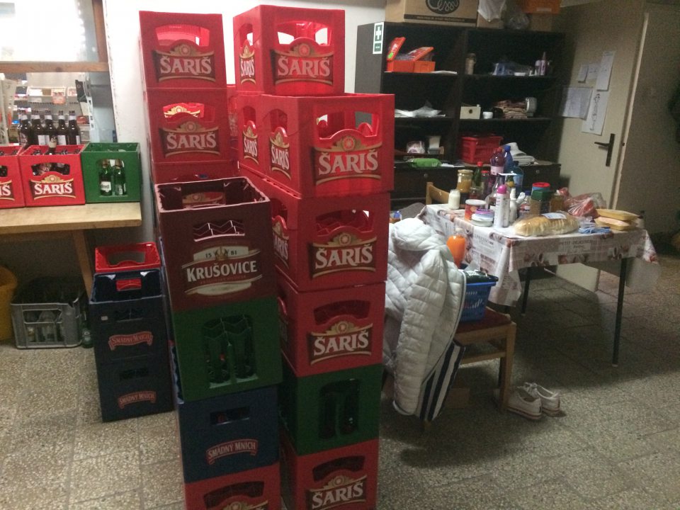 skladový priestor slúžiaci na prezliekanie zamestnancov a ukladanie osobných vecí, bez skriniek a zároveň slúžiaci na uskladnenie vrátnych pivových fliaš, chýba primerané zariadenie na prezliekanie zamestnancov