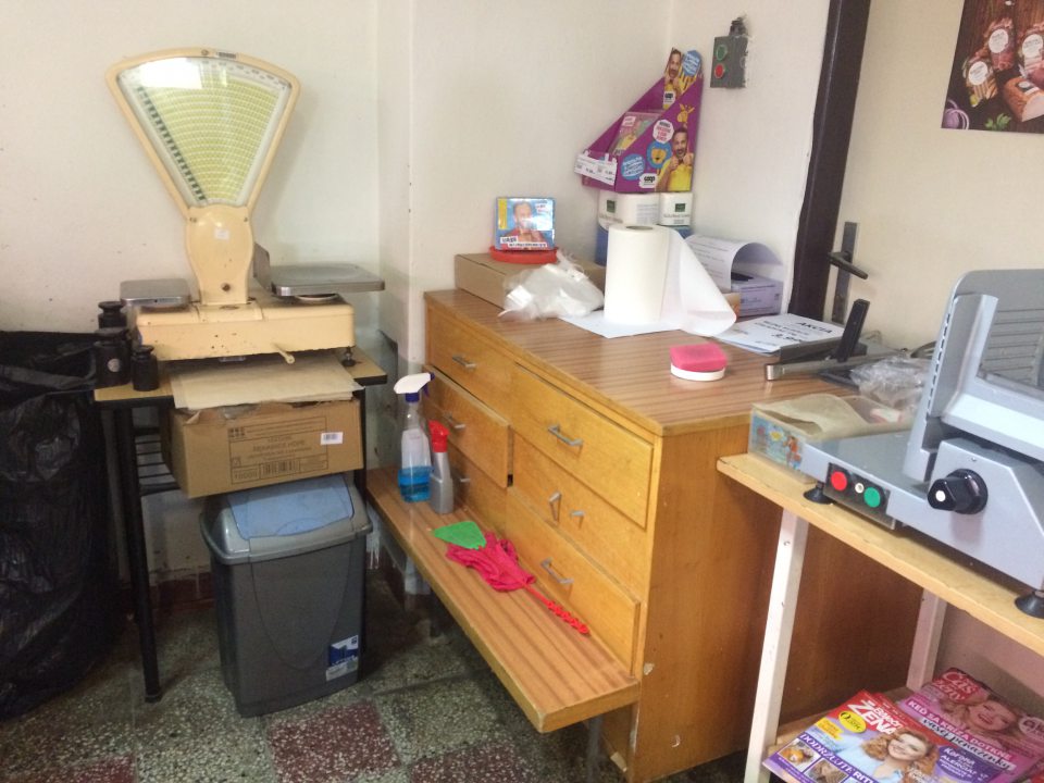 nie je zabezpečený prívod studenej a teplej vody na umývanie rúk v časti mäsového kútika prevádzky, sú tam umiestnené veci, ktoré sa tam nemajú nachádzať(noviny, reklamné cédečka Mira Jaroša, čistiace prostriedky, mucholapka, osobné veci), nad pultom so strojmi na krájanie mäsových výrobkov visia zaprášené obrazy 